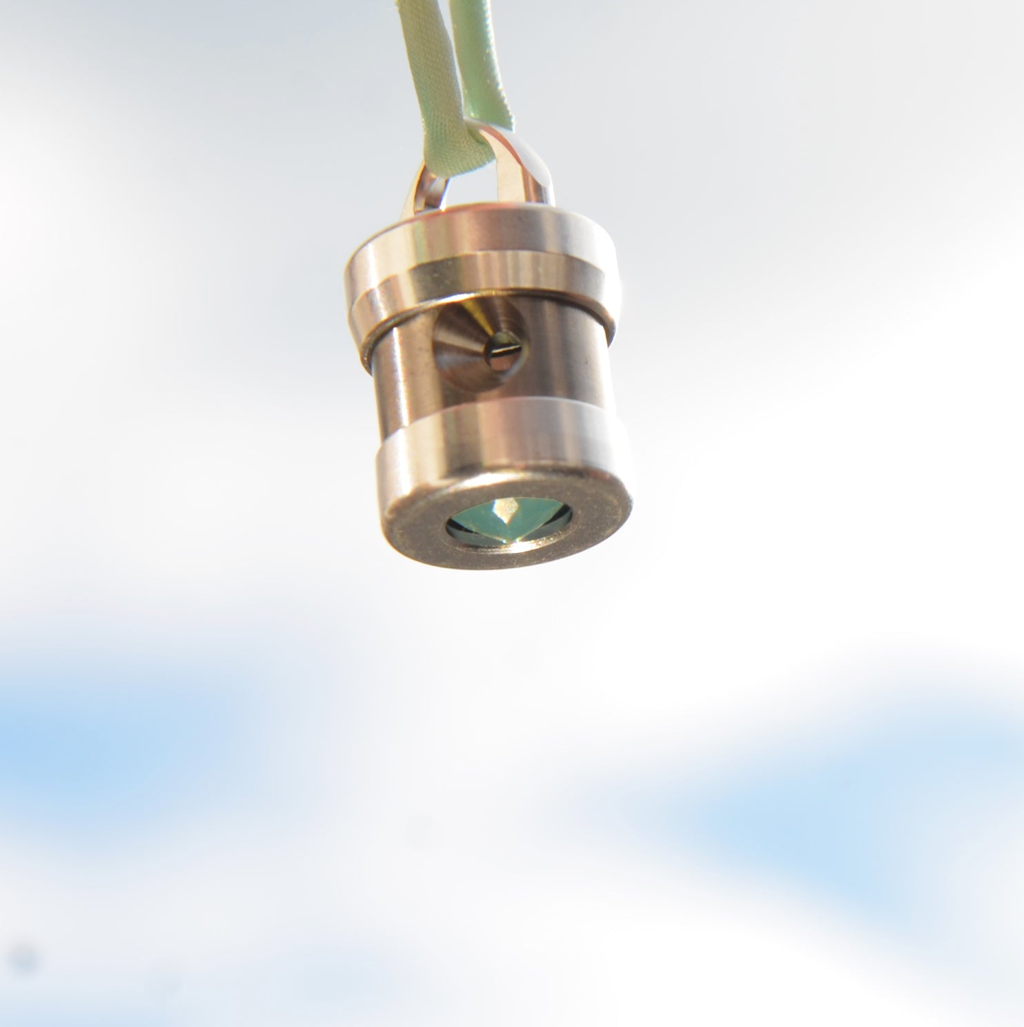 Herzkohärenz Kristallwirbel® Schmuckanhänger „Soul-Voice“ Titan | Bergkristall und blauer Chalcedon