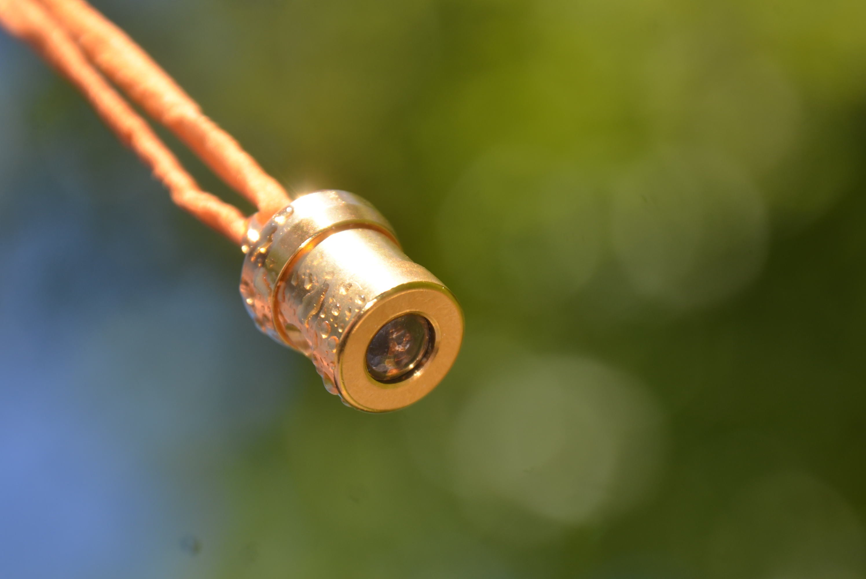 Herzkohärenz Kristallwirbel® Schmuckanhänger „Kingdom Starlight" Bonze-Gold | Tantalum, Hafnium und Moldavit