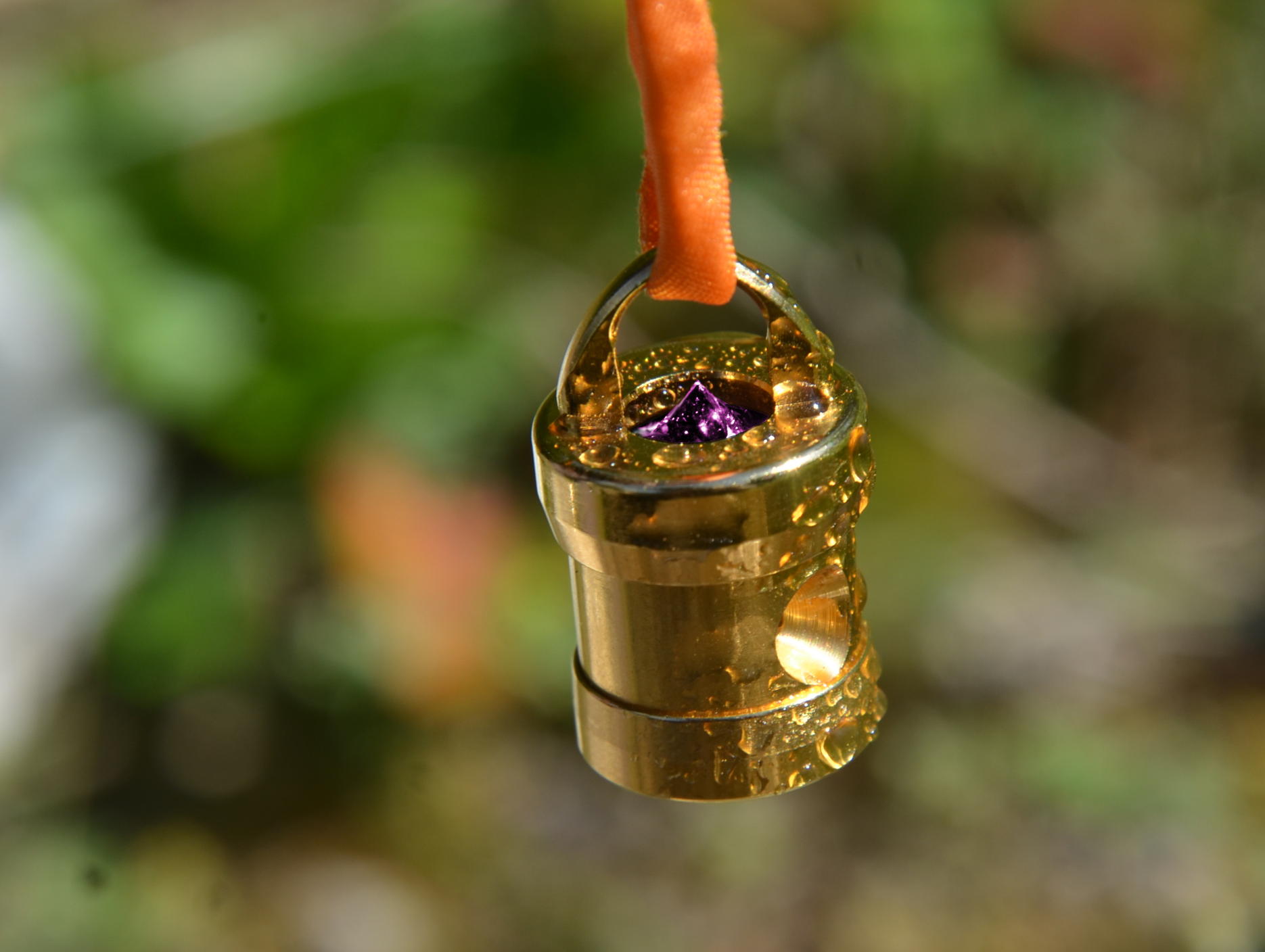 Herzkohärenz Kristallwirbel® Schmuckanhänger „Kingdom Starlight" Bonze-Gold | Tantalum, Hafnium und Moldavit