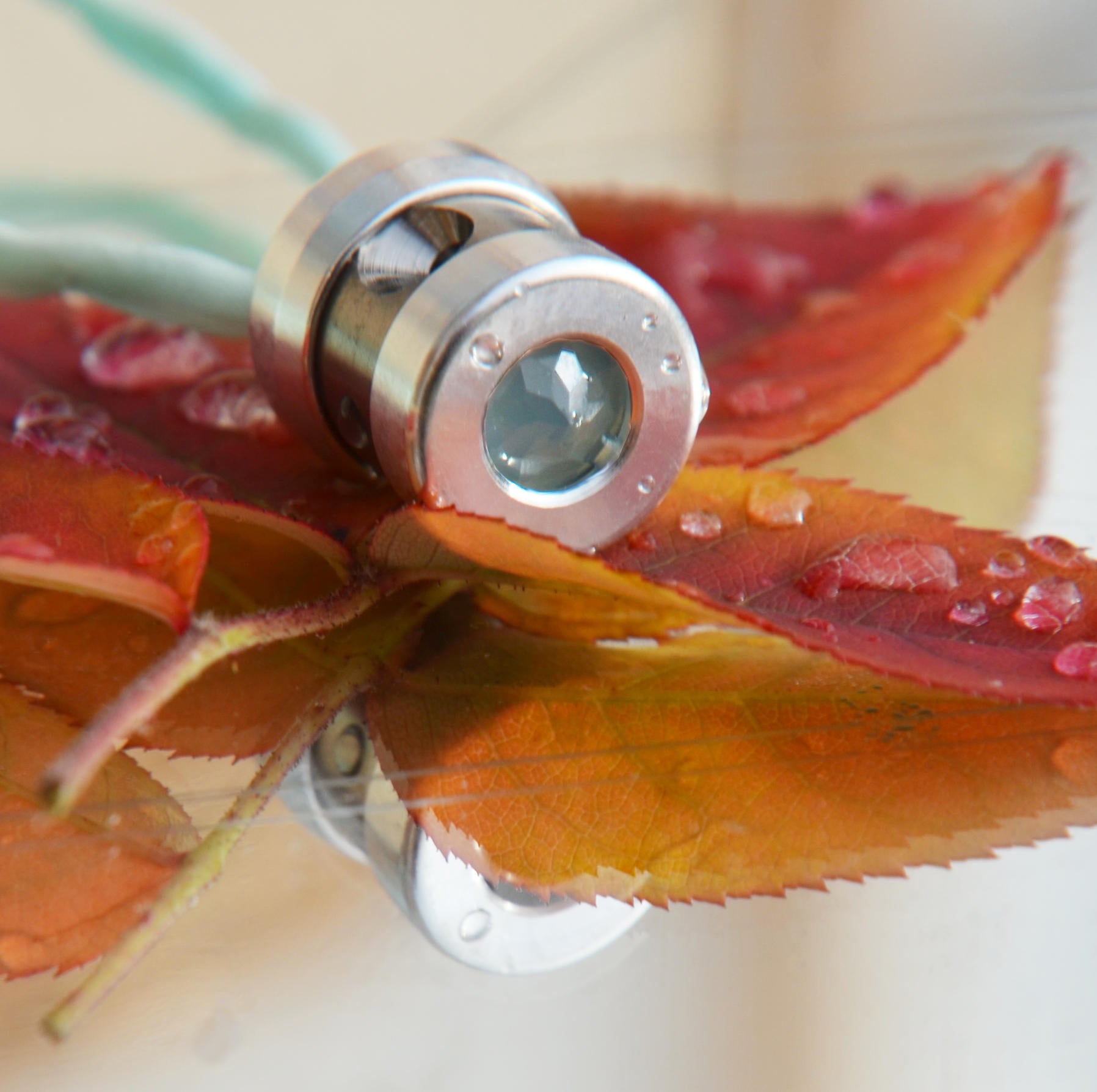 Herzkohärenz Kristallwirbel® Schmuckanhänger „Soul-Voice“ Titan | Bergkristall und blauer Chalcedon