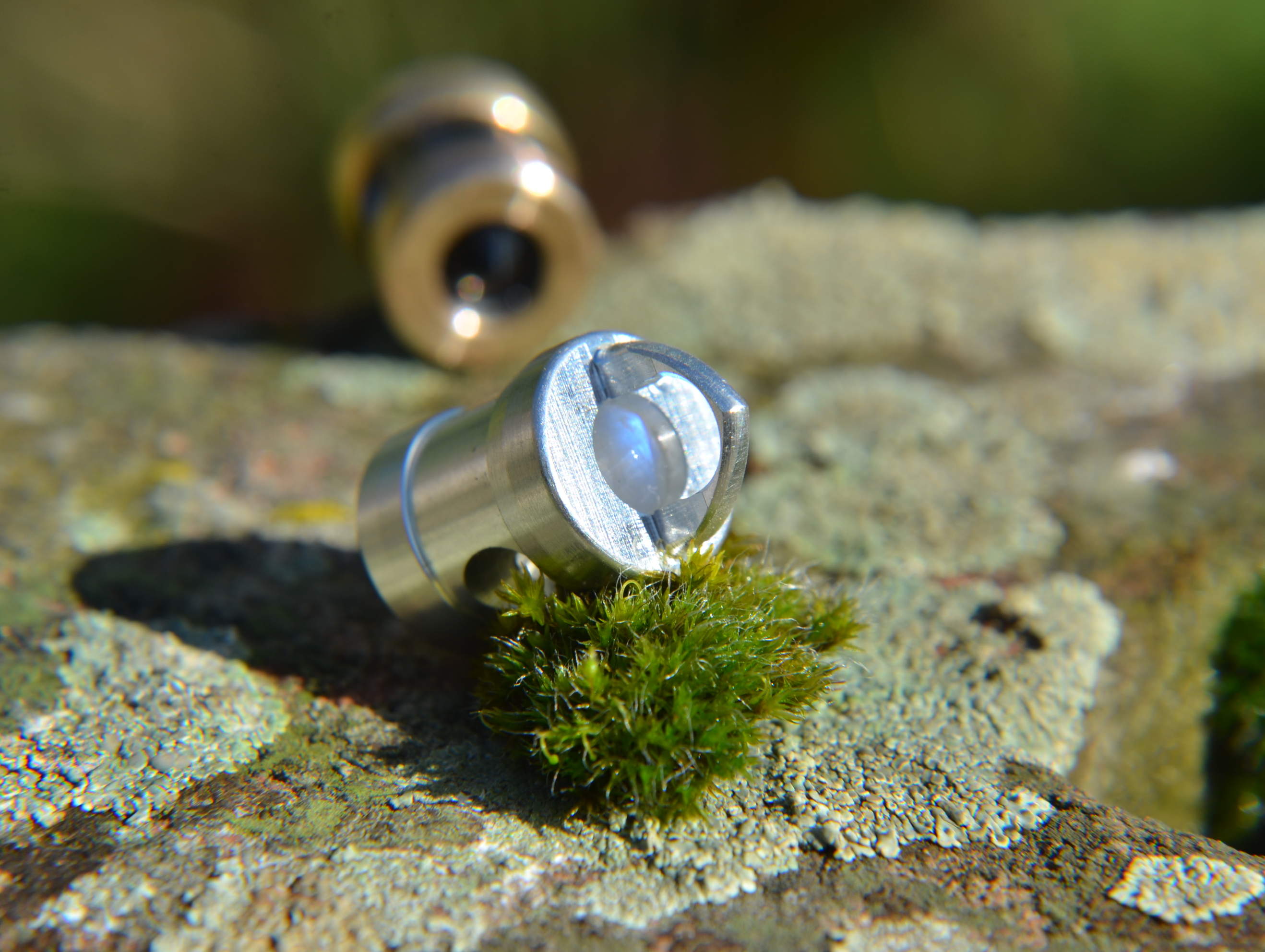 Herzkohärenz Kristallwirbel® Schmuckanhänger „Open Heart“ Bronze-Silber | Mondstein und Rosenquarz