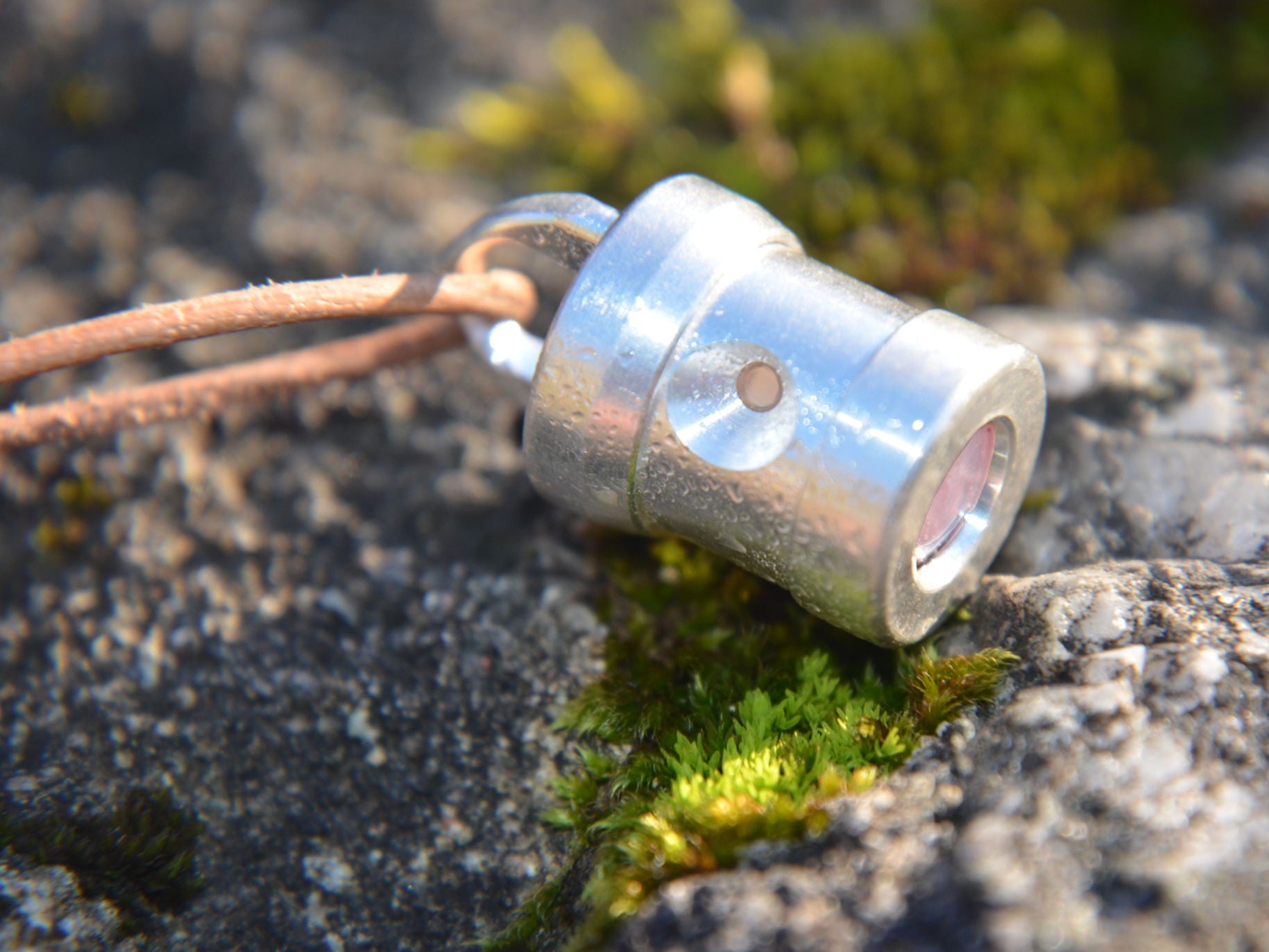 Herzkohärenz Kristallwirbel® Schmuckanhänger „Open Heart“ Bronze-Silber | Mondstein und Rosenquarz