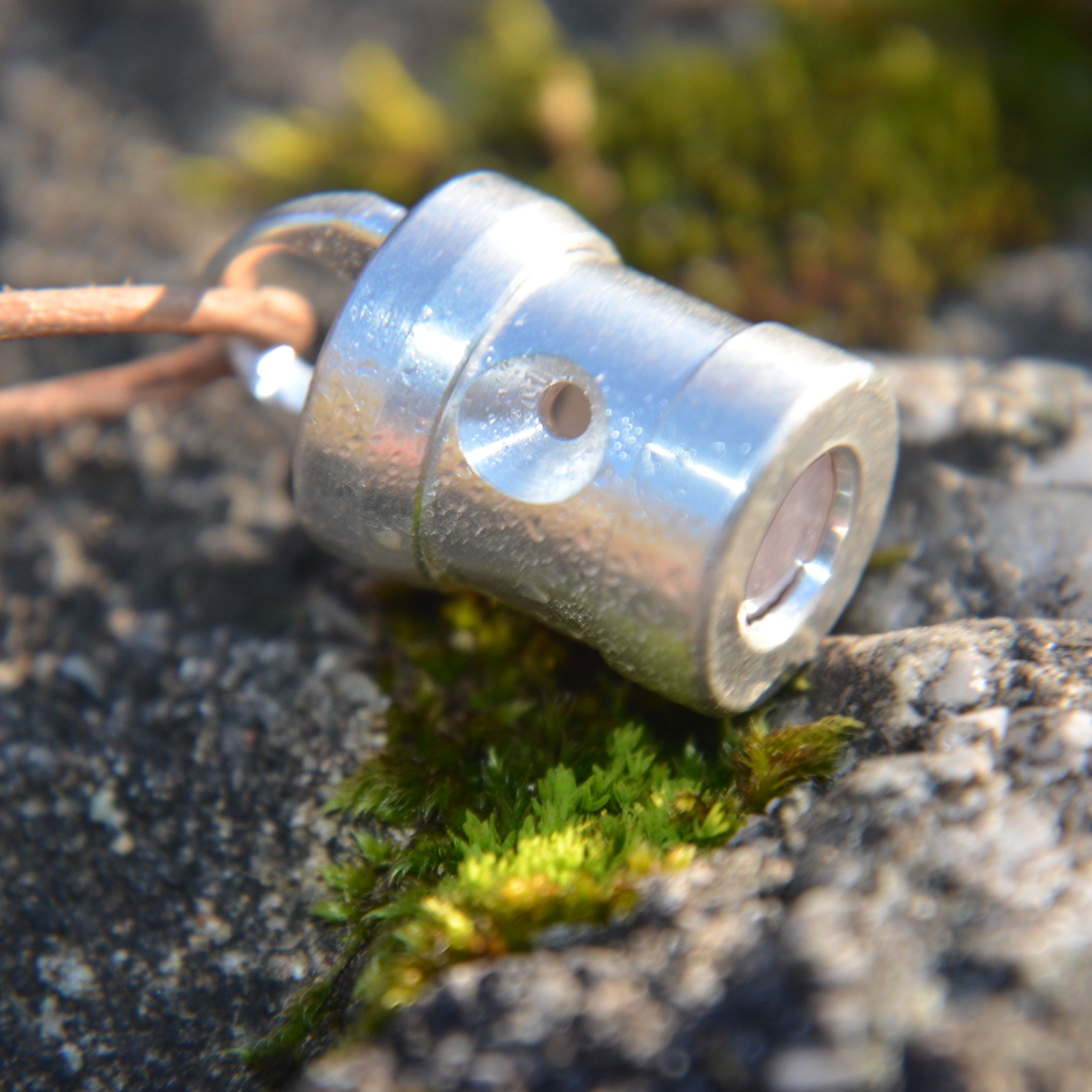 Herzkohärenz Kristallwirbel® Schmuckanhänger „Open Heart“ Bronze-Silber | Mondstein und Rosenquarz