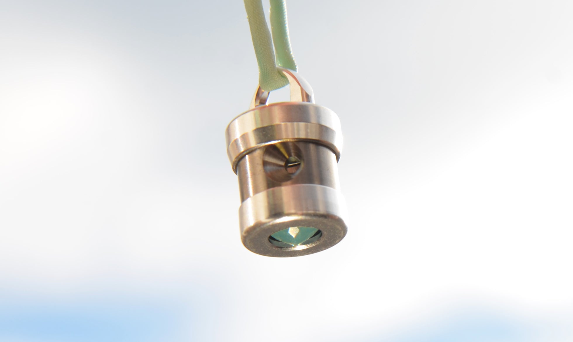 Herzkohärenz Kristallwirbel® Schmuckanhänger „Soul-Voice“ Titan | Bergkristall und blauer Chalcedon