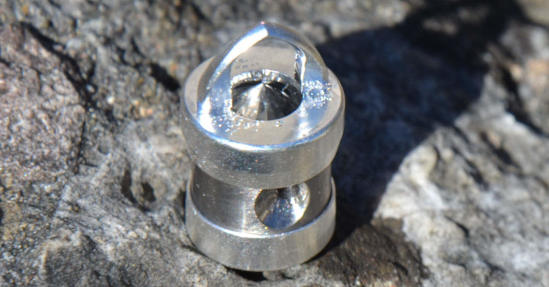 Herzkohärenz Kristallwirbel Schmuckanhänger „Erdenlicht“ | Titan-Silber | Bergkristall-Unakit