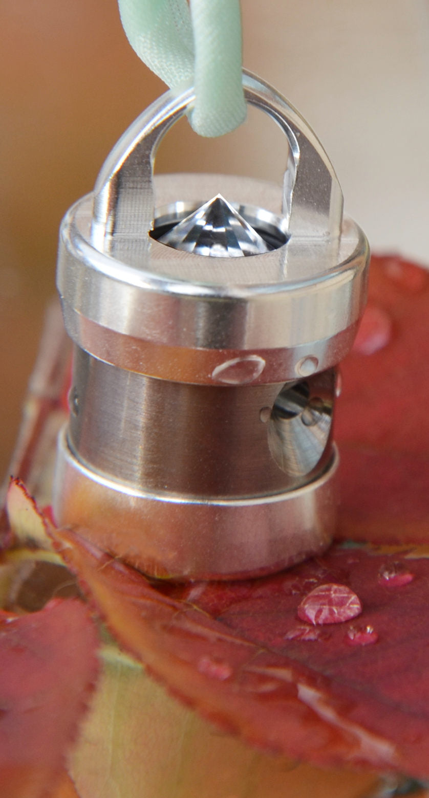 Herzkohärenz Kristallwirbel® Schmuckanhänger „Soul-Voice“ Titan | Bergkristall und blauer Chalcedon