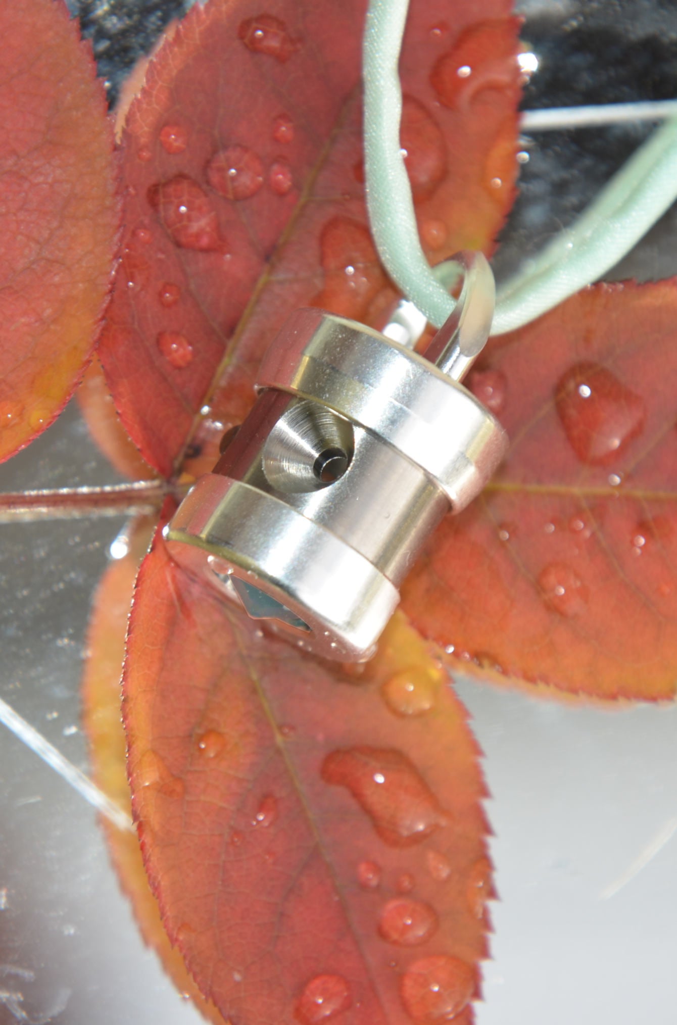 Herzkohärenz Kristallwirbel® Schmuckanhänger „Soul-Voice“ Titan | Bergkristall und blauer Chalcedon